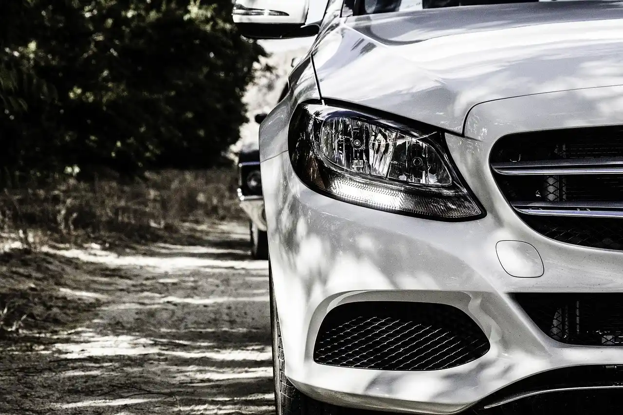 Can you drive with both lights on?
